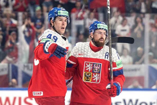 Zľava Jaroslav Chmelař a&nbsp;Filip Hronek na&nbsp;MS v&nbsp;hokeji 2026.