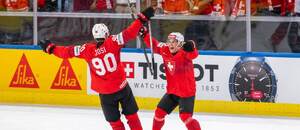 Zľava kapitán Švajčiarska Roman Josi a Dominik Egli na MS v hokeji 2026.