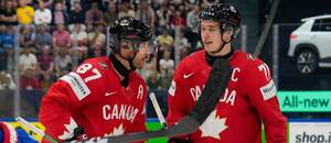 Zľava Sidney Crosby a Macklin Celebrini na MS v hokeji 2026.