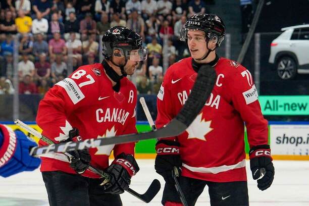 Zľava Sidney Crosby a&nbsp;Macklin Celebrini na&nbsp;MS v&nbsp;hokeji 2026.