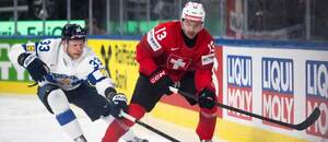 Zľava Nikolas Matinpalo (Fínsko) a Nico Hischier (Švajčiarsko) na MS v hokeji 2026.