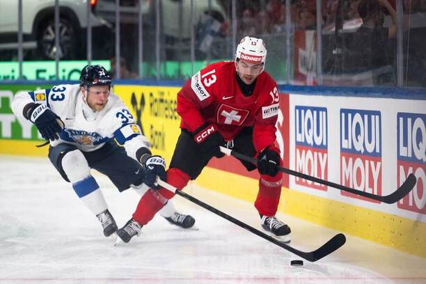 Zľava Nikolas Matinpalo (Fínsko) a&nbsp;Nico Hischier (Švajčiarsko) na&nbsp;MS v&nbsp;hokeji 2026.