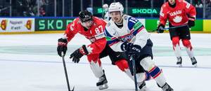 Sidney Crosby v súboji o puk s hráčom Nórska