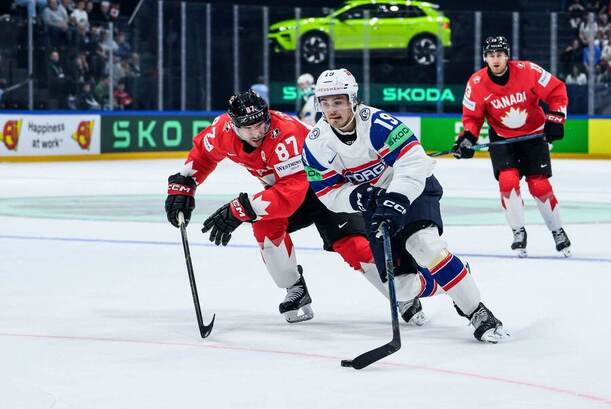 Sidney Crosby v&nbsp;súboji o&nbsp;puk s&nbsp;hráčom Nórska