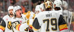 Vľavo Mitch Marner, vpravo brankár Carter Hart, hokejisti Vegas Golden Knights.