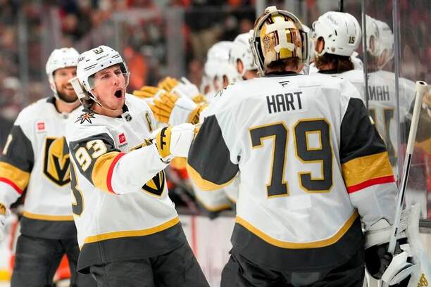 Vľavo Mitch Marner, vpravo brankár Carter Hart, hokejisti Vegas Golden Knights.