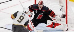 Strieľa Jack Eichel (Vegas), v bránke Frederik Andersen (Carolina) vo finále play-off NHL 2025/2026.