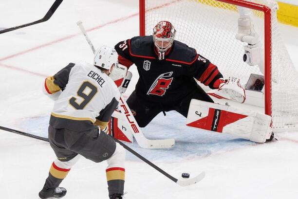 Strieľa Jack Eichel (Vegas), v&nbsp;bránke Frederik Andersen (Carolina) vo&nbsp;finále play-off NHL 2025/2026.
