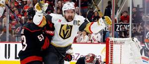 Kapitán Vegas Golden Knights Mark Stone tešiaci sa z gólu.