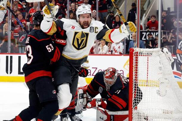 Kapitán Vegas Golden Knights Mark Stone tešiaci sa z&nbsp;gólu.