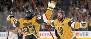 Vľavo Mitch Marner, vpravo Tomáš Hertl, útočníci Vegas Golden Knights.