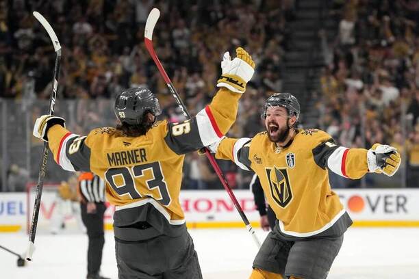 Vľavo Mitch Marner, vpravo Tomáš Hertl, útočníci Vegas Golden Knights.
