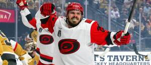 Útočník Logan Stankoven (Carolina Hurricanes).