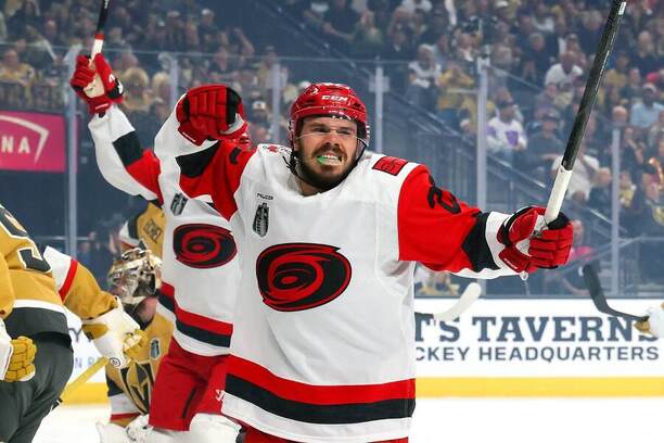 Útočník Logan Stankoven (Carolina Hurricanes).