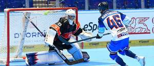 Jaroslav Martinusík strieľa gól Slovenska na MS v hokejbale 2026.