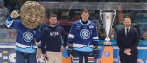 Víťazstvo v základnej časti Tipsport ligy obhajuje Nitra, na fotografii jej kapitán Branislav Mezei.