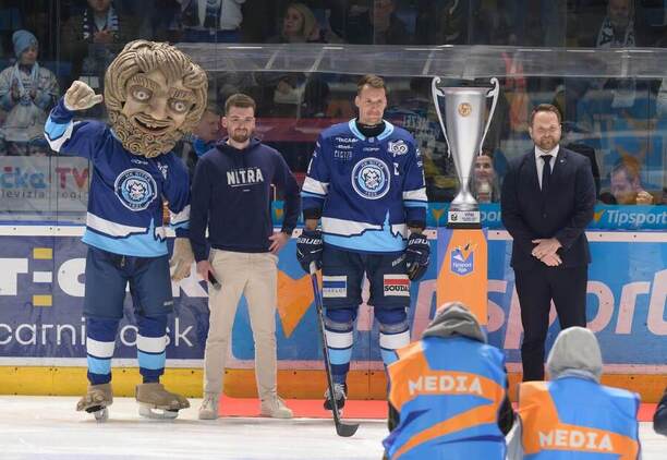 Víťazstvo v&nbsp;základnej časti Tipsport ligy obhajuje Nitra, na&nbsp;fotografii jej kapitán Branislav Mezei.