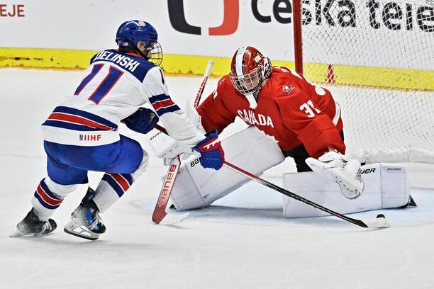 Blake Zielinski v&nbsp;šanci pred&nbsp;brankárom Kanady Gavinom Bettsom.