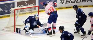 V akcii brankár HC Slovan Bratislava Julian Junca.