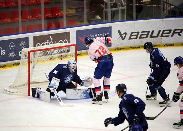V akcii brankár HC Slovan Bratislava Julian Junca.