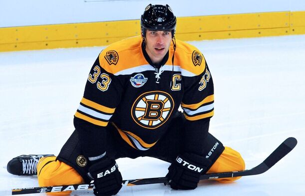 Zdeno Chára v&nbsp;drese Bostonu v&nbsp;sezóne 2010/2011.