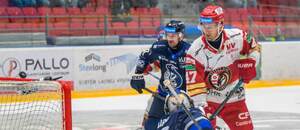 Dávid Hájnik v bielo-červenom sleduje brankára Adama Vaya z Popradu.