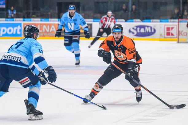 Obranca Dukly Michalovce Jakub Meliško v&nbsp;súboji proti HK Nitra.