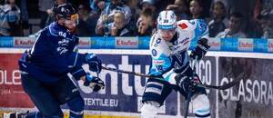 Útočník HK Nitra Jakub Lacka (vpravo).