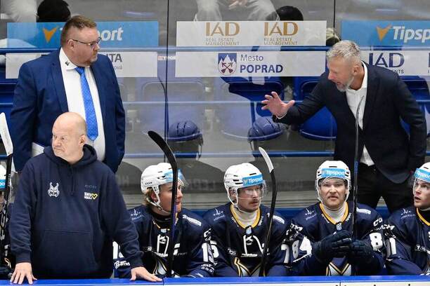 Lavička hráčov Spišskej Novej Vsi v&nbsp;pozadí s&nbsp;trénerom Jakubom Petrom.