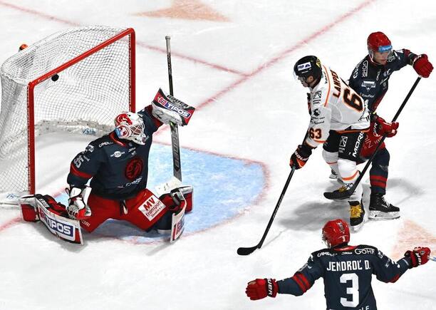 Samuel Vyletelka (HC Prešov) inkasuje gól v&nbsp;zápase proti HC Košice.