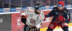 Mário Lunter (Košice) a Dominik Jendroľ (Prešov) v zápase 1. kola hokejovej Tipsport ligy HC Košice - HC Prešov v Košiciach 15. septembra 2026.