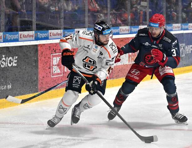 Mário Lunter (Košice) a&nbsp;Dominik Jendroľ (Prešov) v&nbsp;zápase 1.&nbsp;kola hokejovej Tipsport ligy HC Košice - HC Prešov v&nbsp;Košiciach 15. septembra 2026.