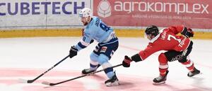 Robbie Jackson z Nitry proti Andrewovi Lucasovi z Banskej Bystrici