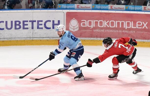 Robbie Jackson z&nbsp;Nitry proti Andrewovi Lucasovi z&nbsp;Banskej Bystrici