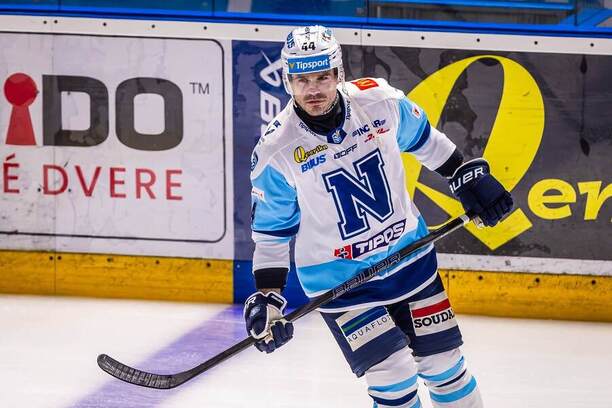 Obranca HK Nitra Zach Osburn.