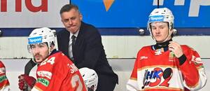 Tréner HK 32 Lptovský Mikuláš Aleš Totter na striedačke svojh tímu.