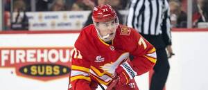 Slovenský obranca Šimon Nemec (Calgary Flames) v zápase proti Seattle Krakens.