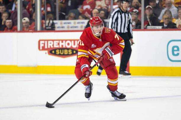 Slovenský obranca Šimon Nemec (Calgary Flames) v&nbsp;zápase proti Seattle Krakens.