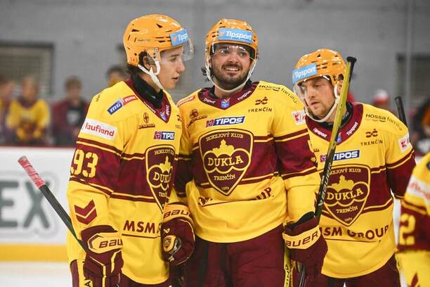 Na snímke radosť hráčov HK Dukla Trenčín po&nbsp;vyrovnávajúcom góle počas zápasu 7.&nbsp;kola hokejovej Tipsport ligy HK Dukla Trenčín - HK Spišská Nová Ves.