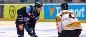 Robby Jackson v drese HK Nitra v hokejovej Lige majstrov proti Skelleftea.