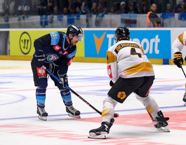 Robby Jackson v&nbsp;drese HK Nitra v&nbsp;hokejovej Lige majstrov proti Skelleftea.