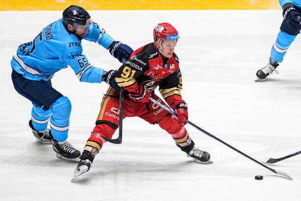 Útočník Slovana Tomáš Marcinko (vľavo) a&nbsp;forward Prešova Patrik Frič počas zápasu HC Prešov vs. HC Slovan Bratislava v&nbsp;48. kole hokejovej Tipsport ligy 2025/2026