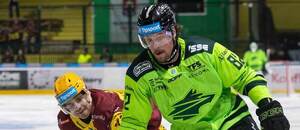 Brett Ritchie z Vlci Žilina v súboji s protihráčom Dukly Trenčín.