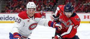 Juraj Slafkovský (Montreal Canadiens) v súboji s McMichaelom z Washingtonu Capitals.