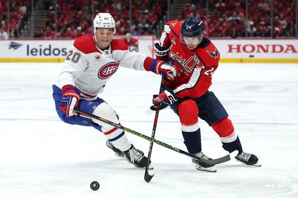 Juraj Slafkovský (Montreal Canadiens) v&nbsp;súboji s&nbsp;McMichaelom z&nbsp;Washingtonu Capitals.