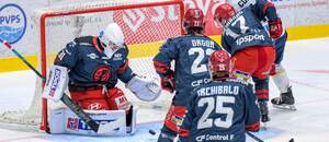 Na snímke zľava brankár Brandon Thomas Maxwell, Adam Drgoň, Darren Michael Archibald, Martin Semaňák (všetci Prešov), Xavier Cormier (Spišská Nová Ves) počas zápasu 9. kola hokejovej Tipsport ligy HK Spišská Nová Ves - HC Prešov