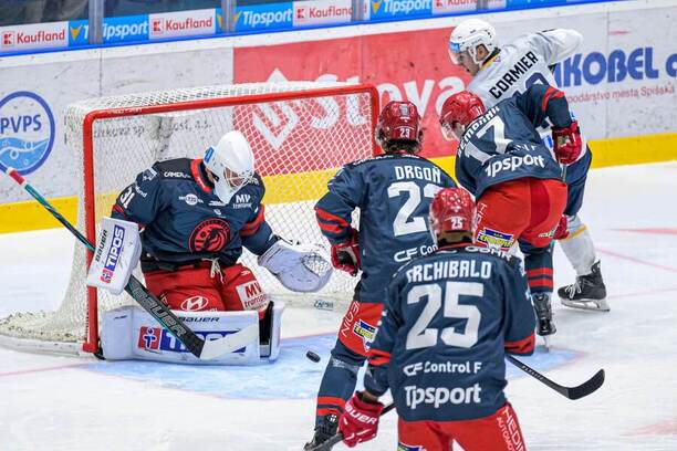 Na snímke zľava brankár Brandon Thomas Maxwell, Adam Drgoň, Darren Michael Archibald, Martin Semaňák (všetci Prešov), Xavier Cormier (Spišská Nová Ves) počas zápasu 9.&nbsp;kola hokejovej Tipsport ligy HK Spišská Nová Ves - HC Prešov
