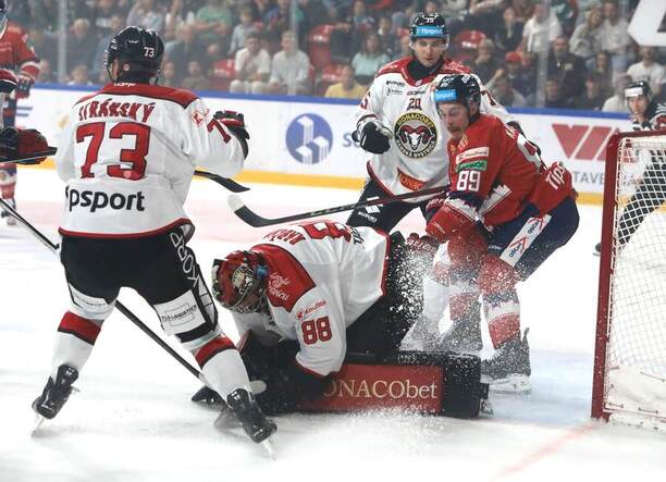 Na snímke zľava Dávid Stránsky (Banská Bystrica), brankár Banskej Bystrice Eugen Rabčan, Tanner Kaspick (Zvolen) a&nbsp;Christian Michalčin (Banská Bystrica) počas zápasu 1.&nbsp;kola Tipsport ligy HC MONACObet Banská Bystrica - HKM Zvolen.