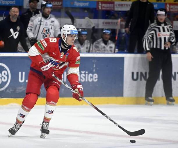 Na snímke Branislav Kotvan (L.Mikuláš) v&nbsp;zápase 2.kola hokejovej Tipos extraligy HC Košice - MHK 32 Liptovský Mikuláš