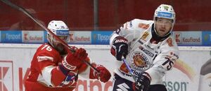 Na snímke zľava Lukáš Lalík a Frederik Frkiač (obaja Liptovský Mikuláš) a Patrik Marcinek (Zvolen) bojujú o puk počas zápasu 2. kola Tipsport ligy HKM Zvolen - Hk 32 Liptovský Mikuláš vo Zvolene 18. septembra 2026.